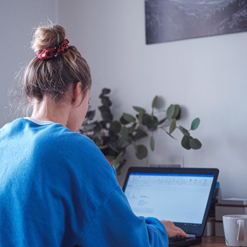 thuis-studeren-laptop-bureau